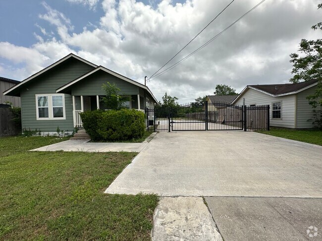 Building Photo - 2405 Randolph Rd