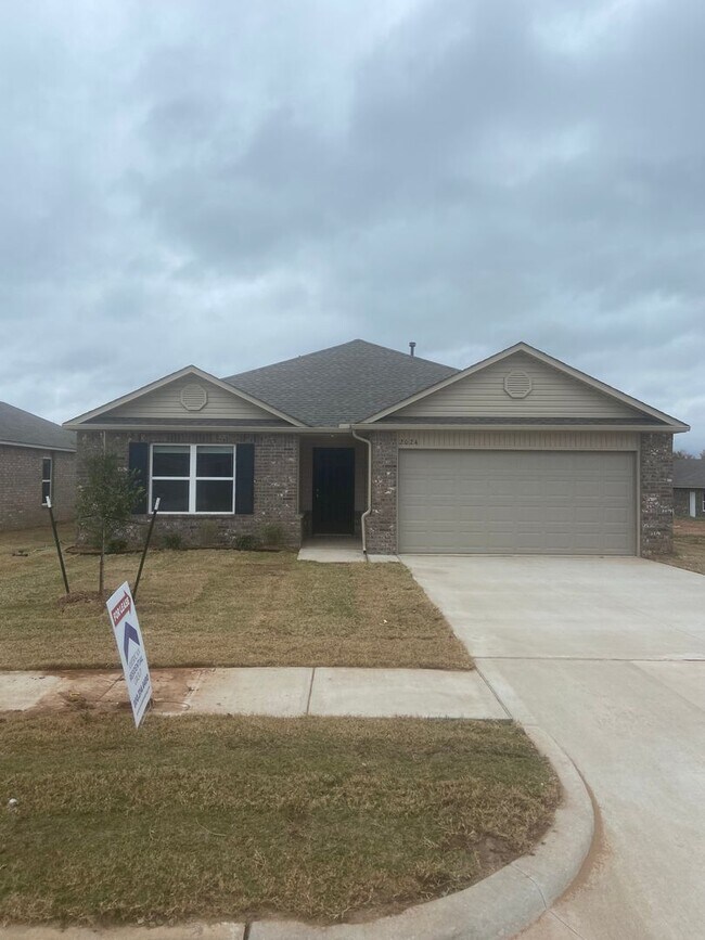 Building Photo - *Pre-leasing* Three Bedroom | Two Bathroom...
