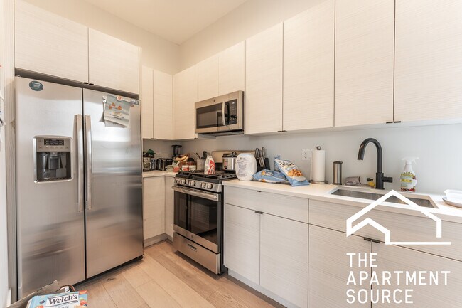 Foto del edificio - 3059 W Diversey Ave