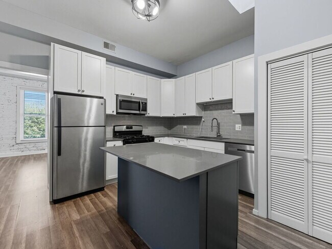 Foto del edificio - 2370 N Elston Ct