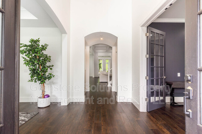 Building Photo - 6343 Wildwood Dr