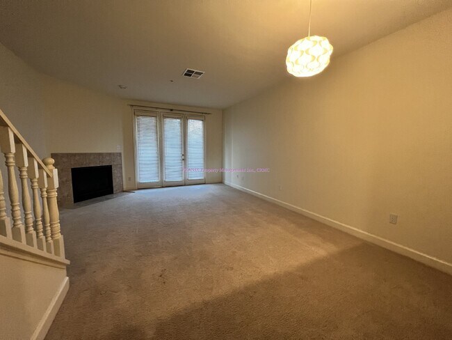 Building Photo - Centrally Located Townhouse In Quaint Buil...