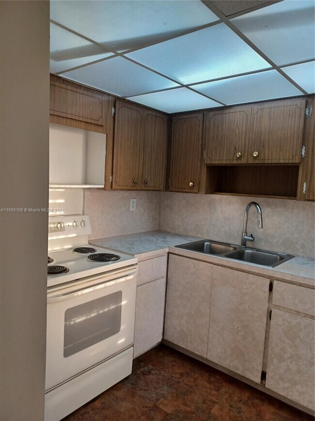Building Photo - 1400 SW 27th Ave