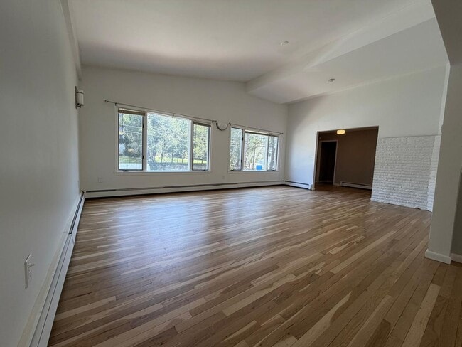 Foto del edificio - Spacious 5-Bedroom Home with Modern Features