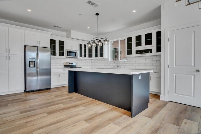 Building Photo - 241 Rosemont Ave