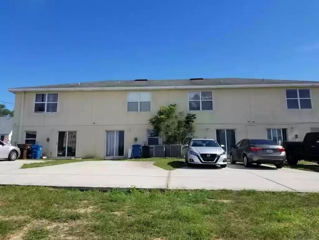 Parte trasera de la casa - 915 E Main St