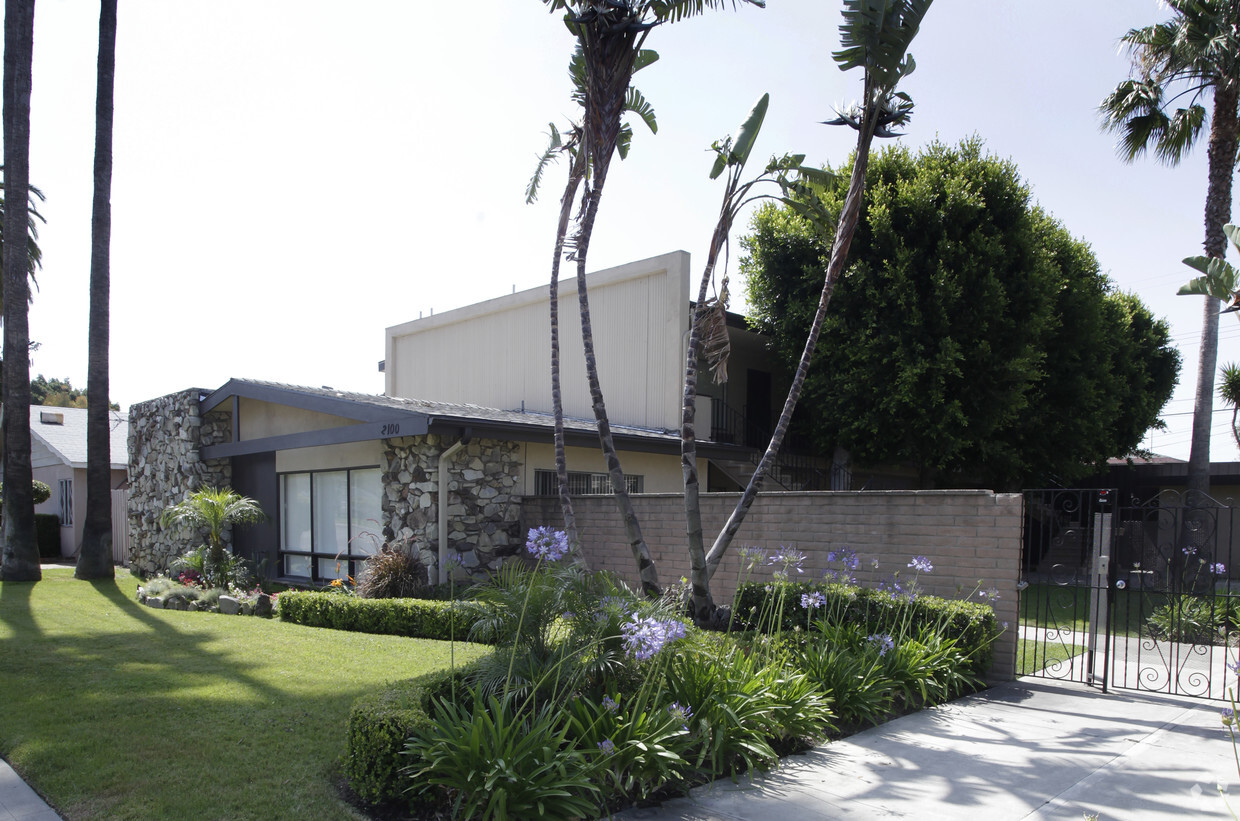 Primary Photo - Chapman Apartments