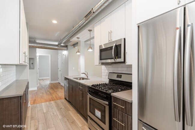 Building Photo - 641 E 49th St