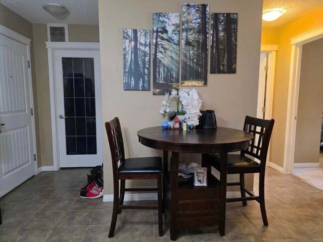 Photo du bâtiment - 2B/2B Condo in McKenzie Towne (2 Titled Parking Stalls)  (IP030)