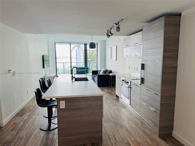 Foto del edificio - 650 NE 32nd St