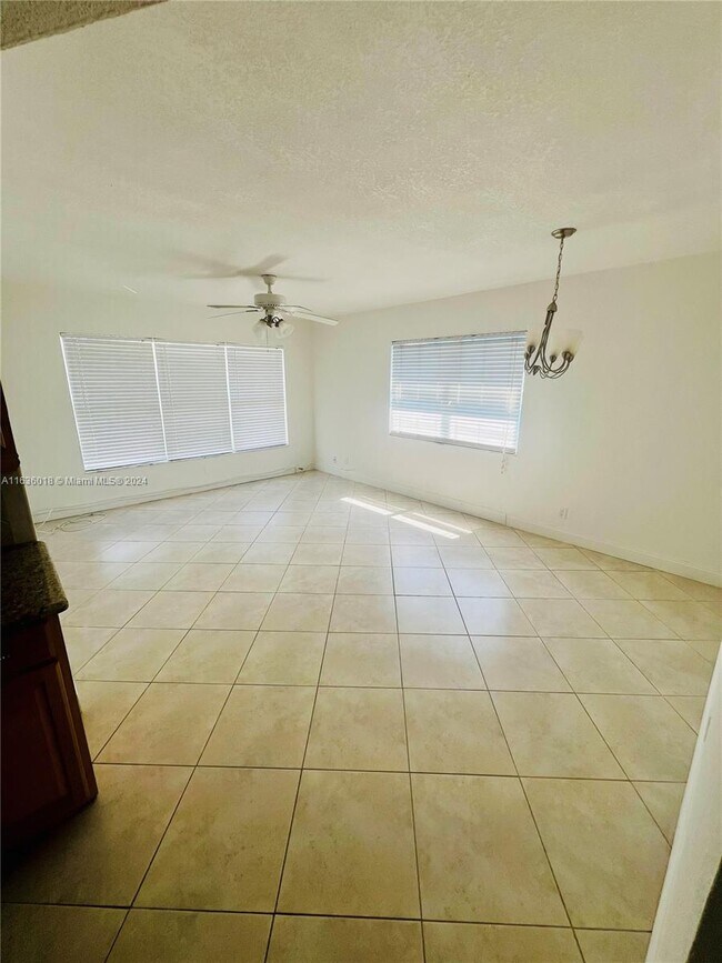 Foto del edificio - 263 Commercial Blvd