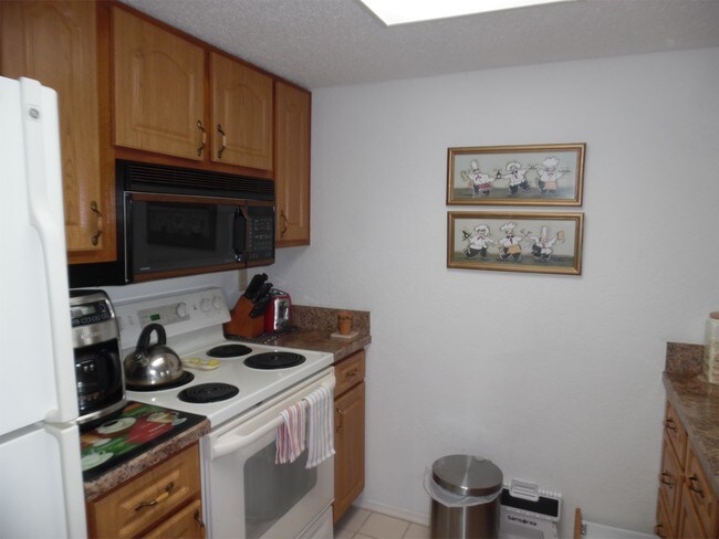 Building Photo - 4040 Oakview Dr