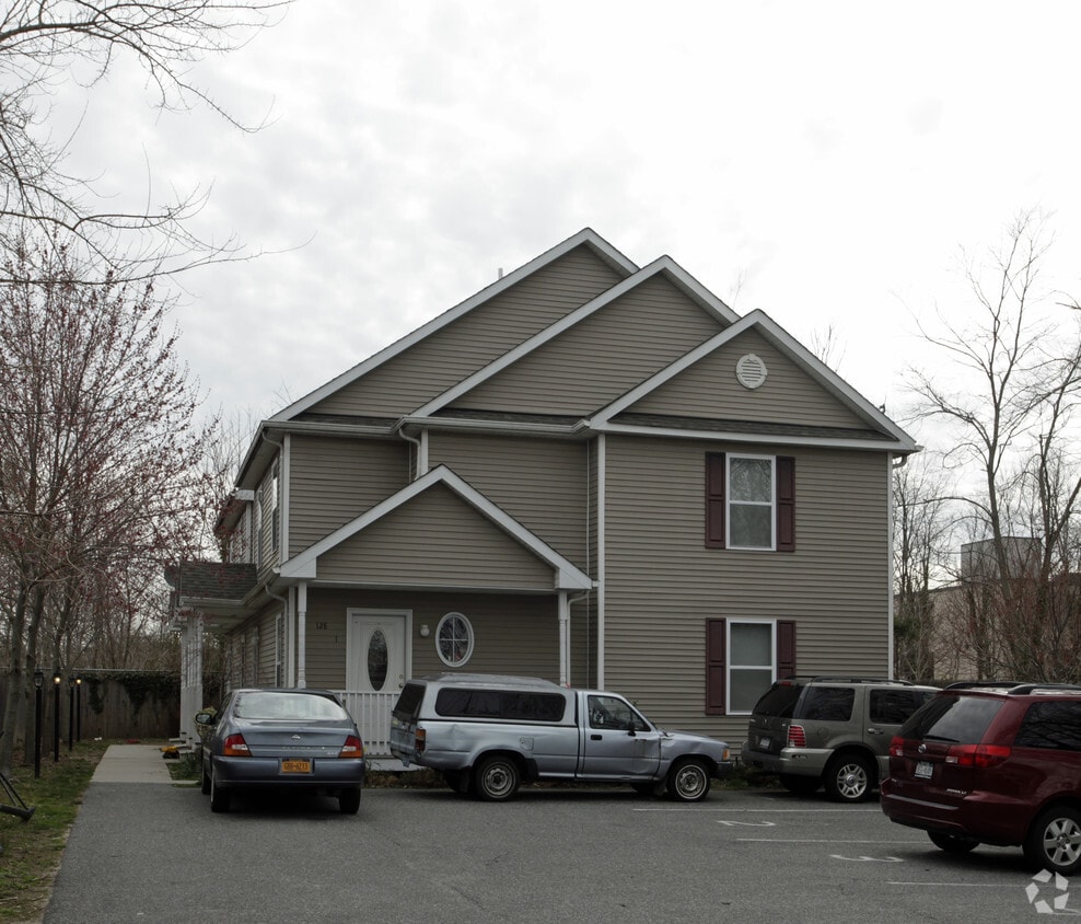 128 Sweezy Ave, Riverhead, NY 11901 Apartments in Riverhead, NY