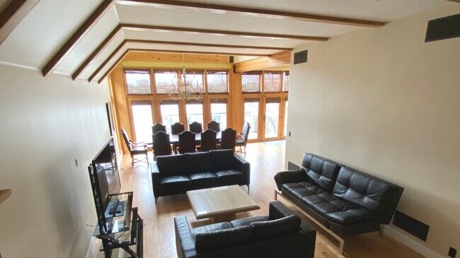 Building Photo - 5403 E Lake Shore Dr