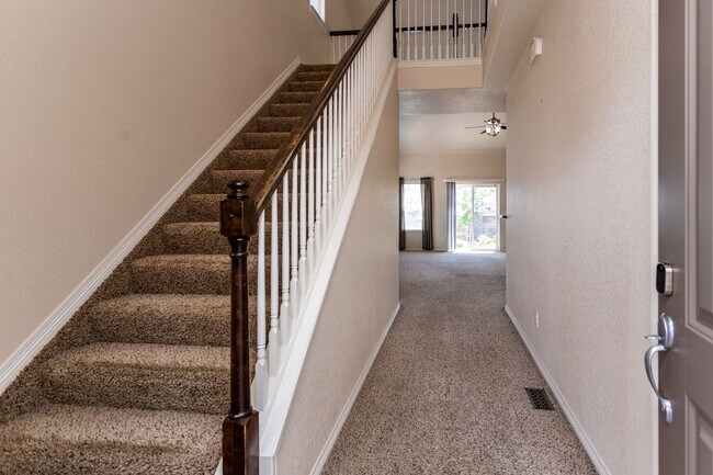 Foto del edificio - Spacious 5-Bedroom Home with Finished Basement!!!