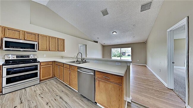 Foto del edificio - Charming 3/2 on corner lot, available now.