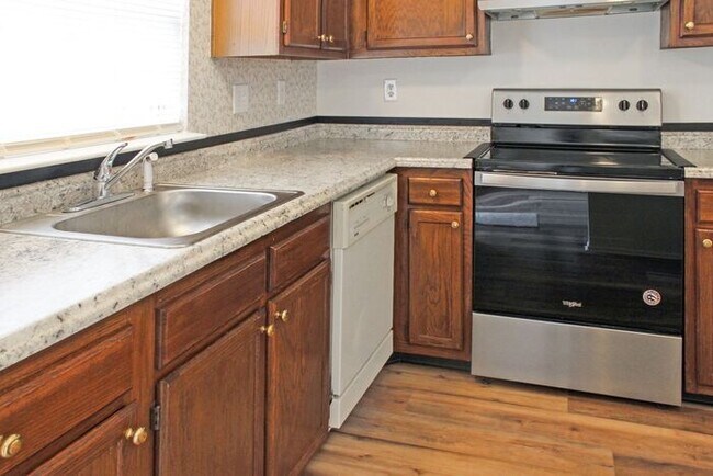 Foto del edificio - Charming 2-Level Townhome With New Floorin...