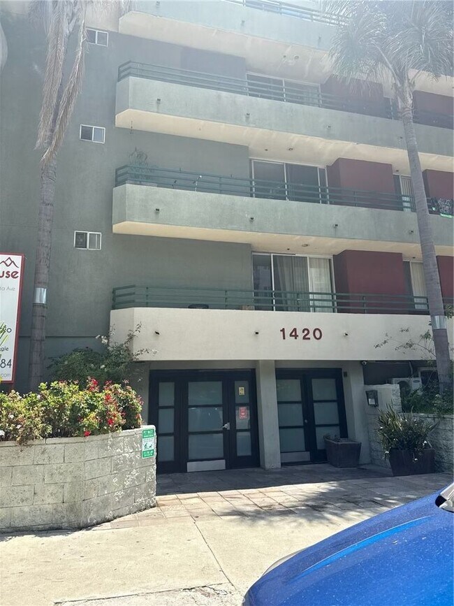 Foto del edificio - 1420 N Sierra Bonita Ave