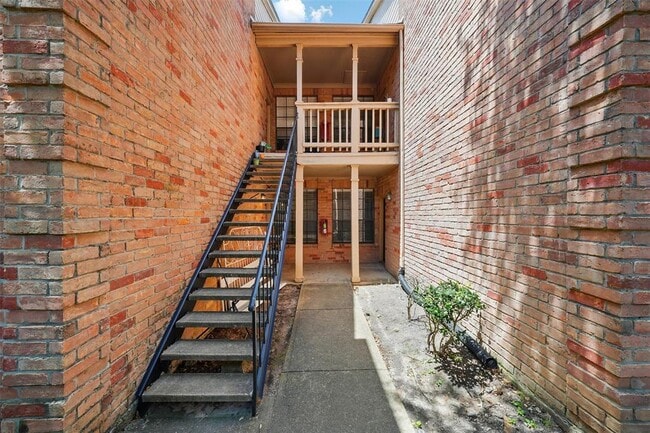 Building Photo - 2255 Braeswood Park Dr