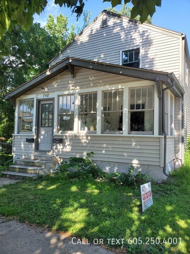 Building Photo - Unique Upper Level Duplex in Central Sioux...