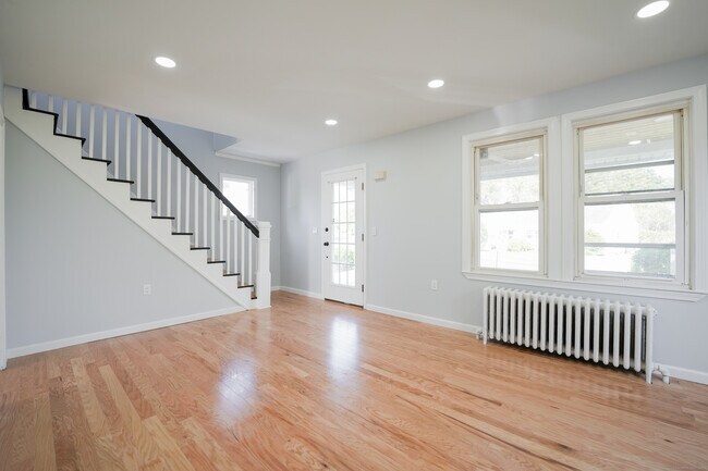 Foto del edificio - 662 Milford Point Rd