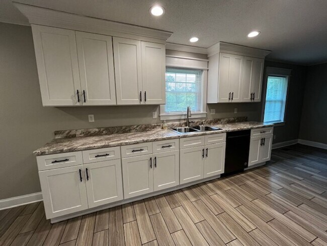 Foto del edificio - Updated 3 bed 2 bath house with yard and b...