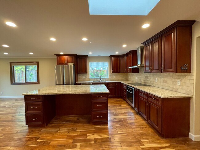 Building Photo - SUNNYVALE - Sunnyvale Updated 4-Bed, 2-Bat...