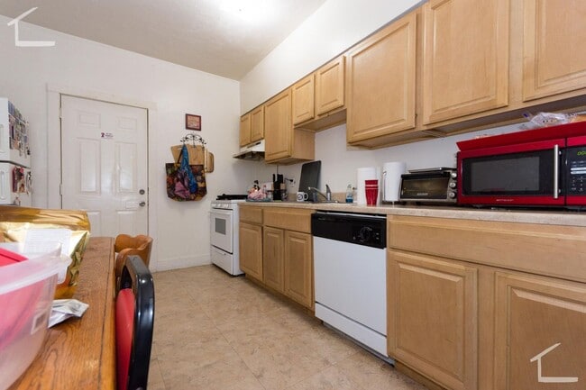 Building Photo - Central BU Location, Eat-in Kitchen, Laundry on a Site, Parking for Rent