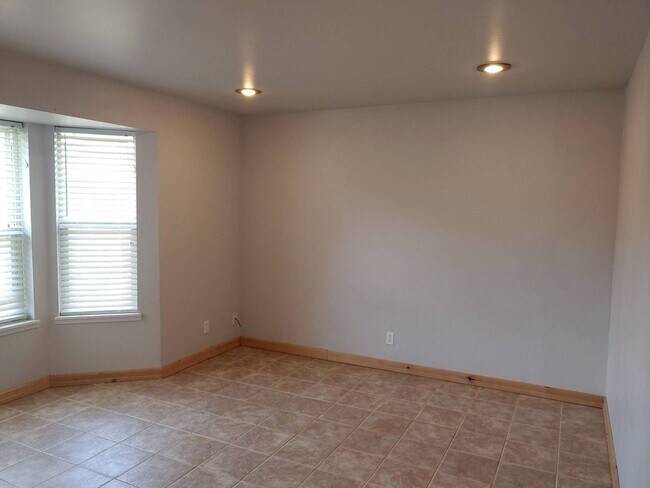 Building Photo - CHECK OUT THIS SPACIOUS 4 BEDROOM, 2 BATH TOWNHOME NEAR DOWNTOWN BEND!