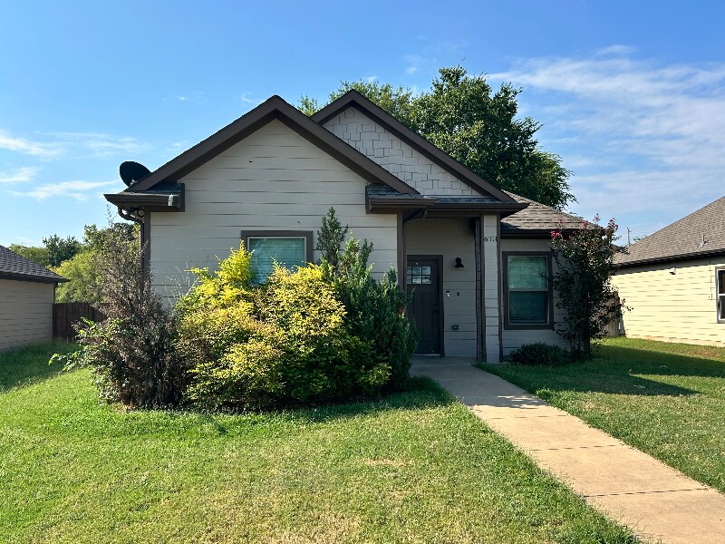Photo - 673 Copenhavr St (Pilot Point, TX)