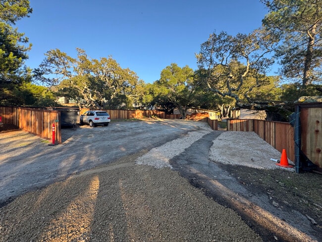 Building Photo - 10 Country Club Way