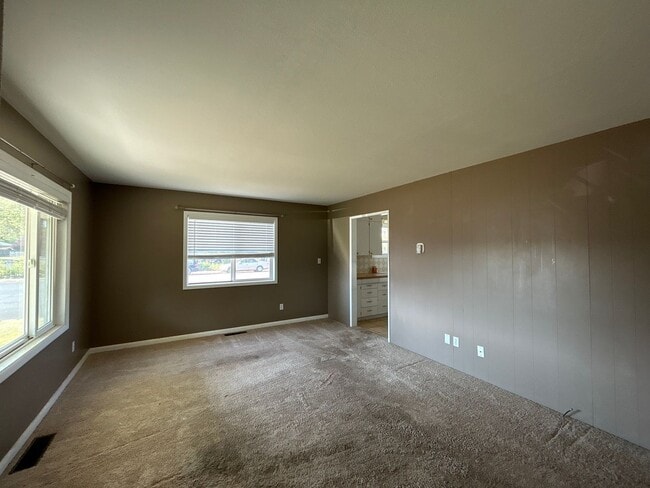 Building Photo - 2 Bedroom / 1 Bath House in Madras