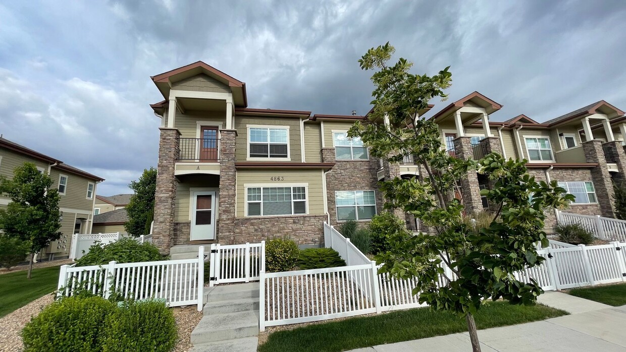 Primary Photo - Gorgeous Townhome w/garage