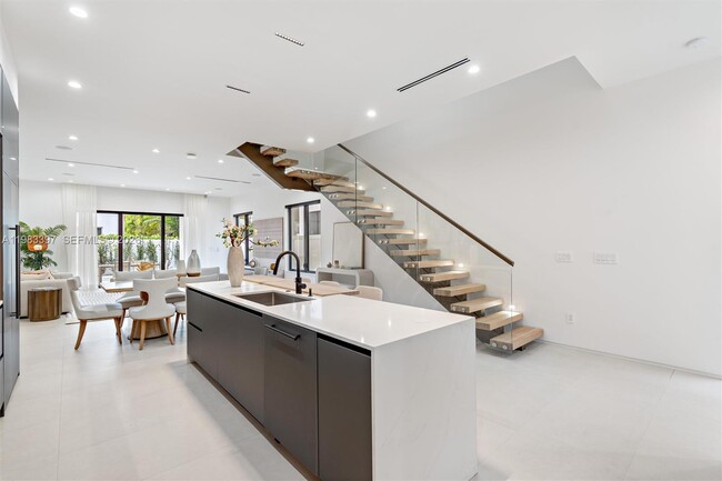 Building Photo - 1410 NE 5th St