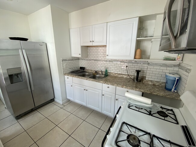 Building Photo - 2355 Tilbury Ave