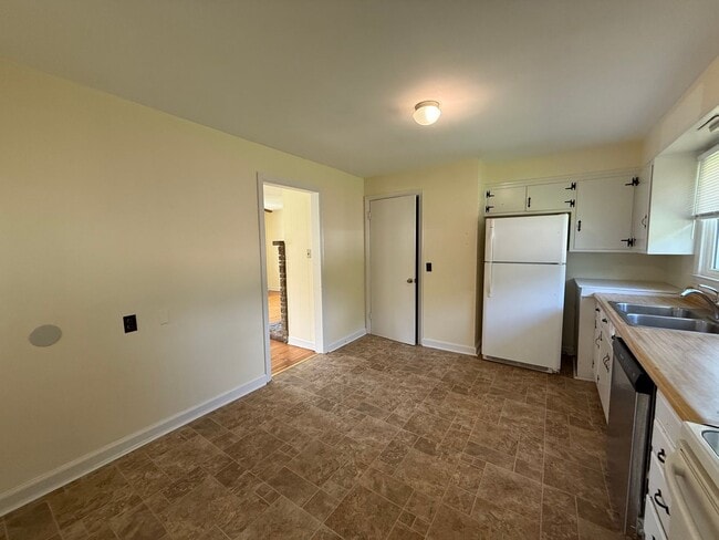 Building Photo - 3 Bedroom / 1.5 Bath Brick Home Kingsport TN