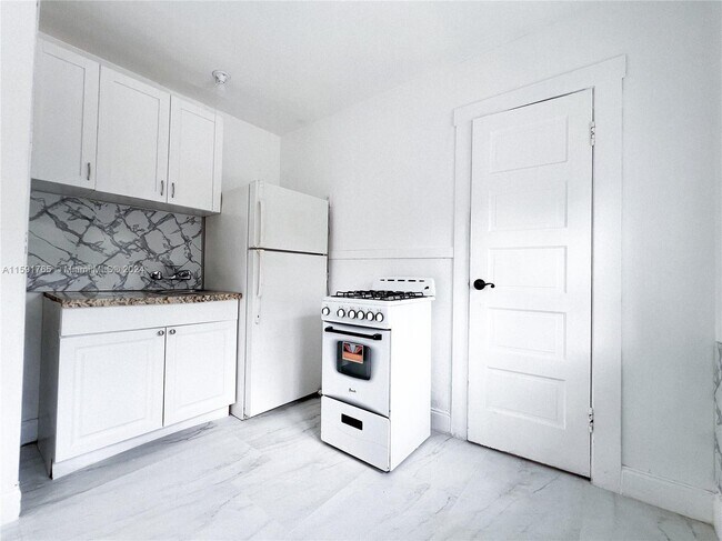 Foto del edificio - 225 NE 56th St