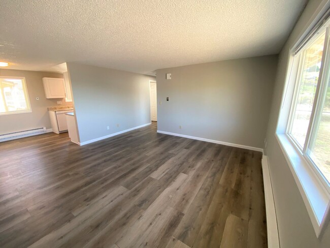 Building Photo - Beautifully Remodeled 2-Bedroom!