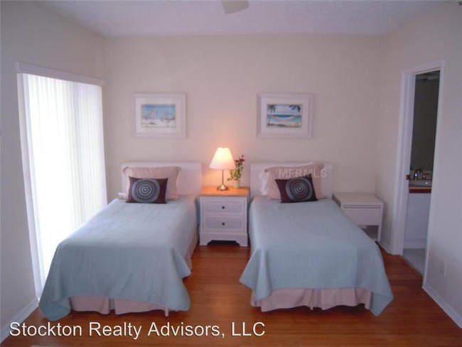 Building Photo - 1425 GULF OF MEXICO Dr
