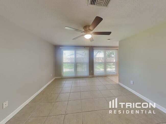 Building Photo - 7224 Northbridge Boulevard Tampa FL