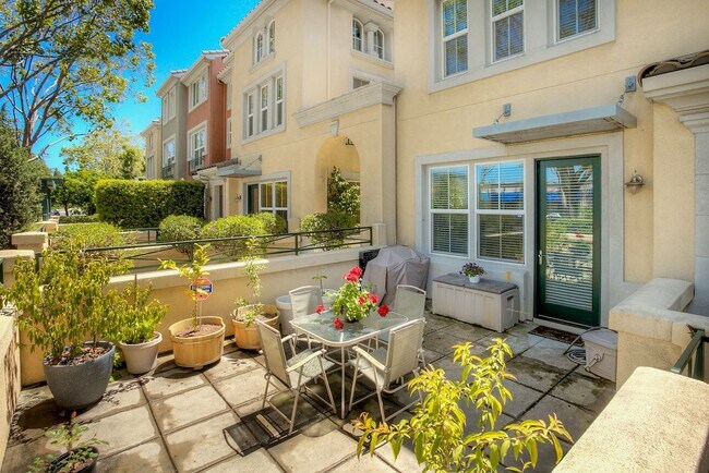 Foto del edificio - Modern Tri-Level Townhouse Just ½ Mile to BART