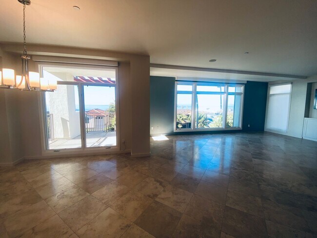 Building Photo - Enormous 2 Bedroom 2 Bath Plus Den with Oc...