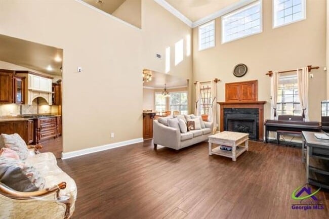 Building Photo - 5 Bedrooms!!