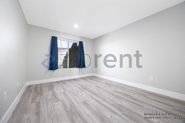 Foto del edificio - 1393 Temple Heights Dr