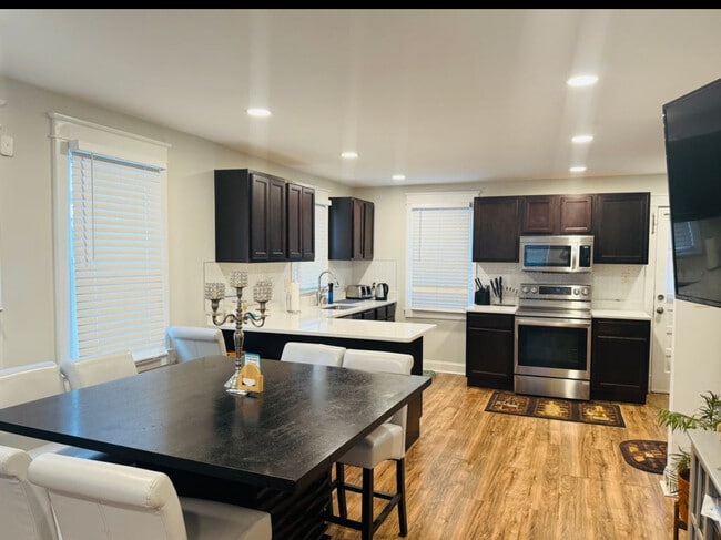 Foto del edificio - 7326 Montgomery Rd