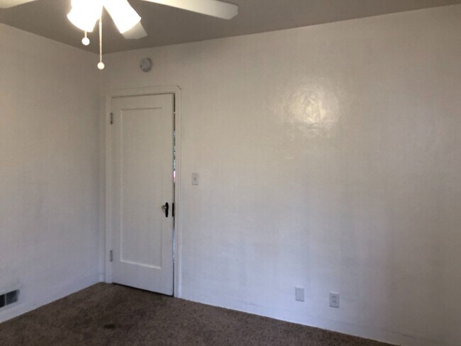 Building Photo - 2-Bed, 1-Bath Bungalow