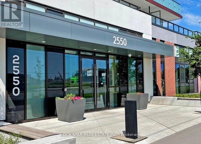 Building Photo - 2550 Simcoe St N