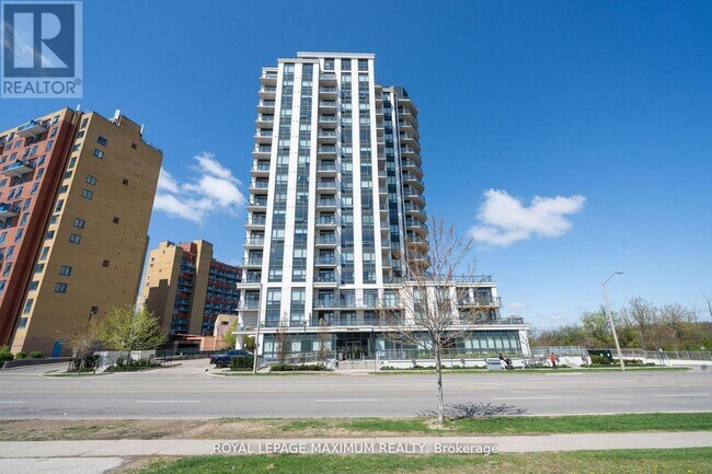 Photo du bâtiment - 840-1840 Queens Plate Dr