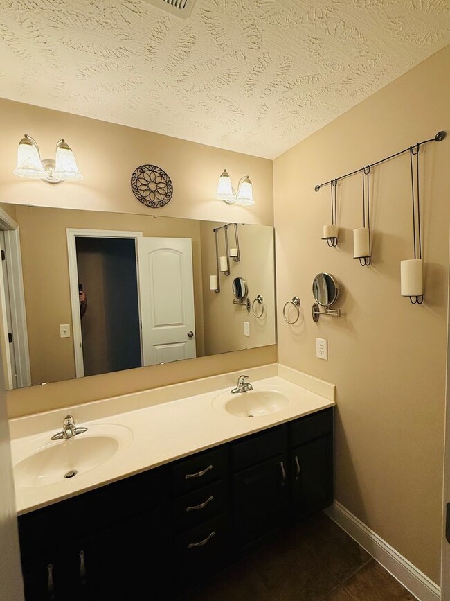 Building Photo - Beautiful 4 Bedroom, 3 Bathroom in Lexingt...