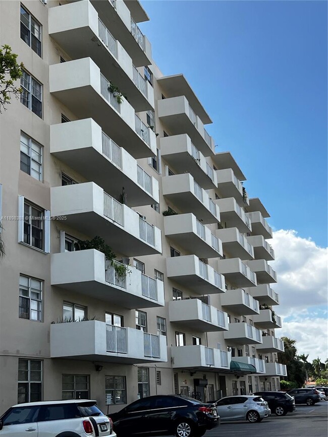 Building Photo - 1455 N Treasure Dr